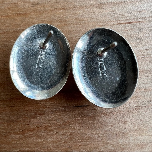 Vintage Sterling silver earrings with blue cats eye center on posts - Picture 4 of 6